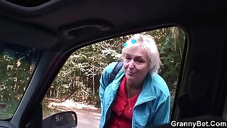 Grey granny getting nailed in the car